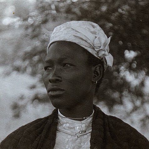 Head and shoulders portrait of Semane Khama, facing to her right.