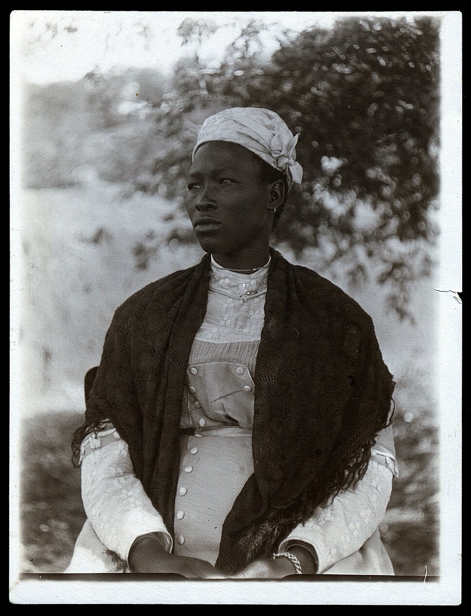 Half-body portrait of Semane Khama, facing to her right.