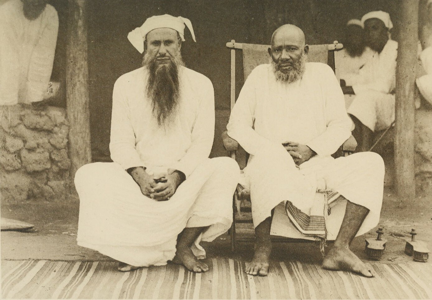 Buéna-N'zigué and Tippu Tip seated side by side and facing forward