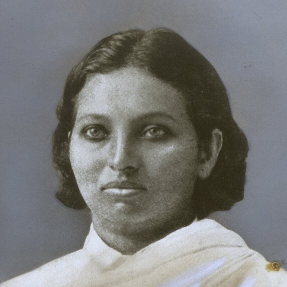 Head and shoulders portrait of Pandita Ramabai Sarasvati, facing to right, against gray background.