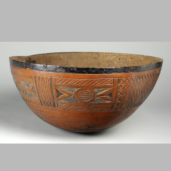 Bowl decorated with engraved linear motifs and geometric designs on the exterior.