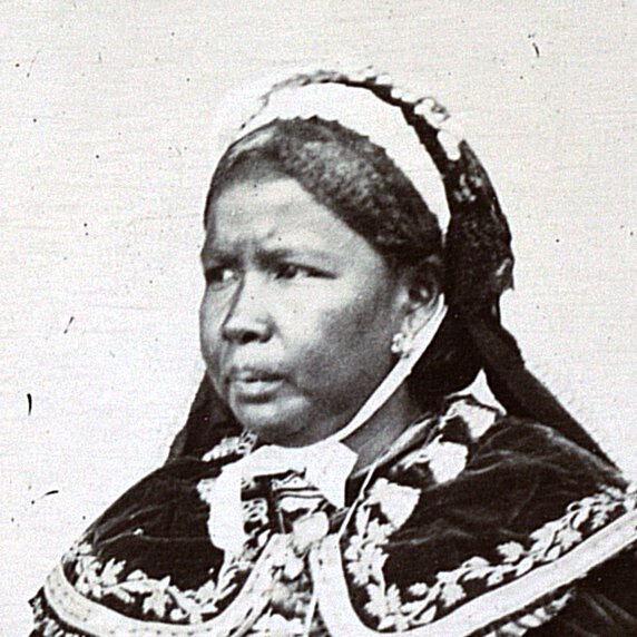 Head and shoulders portrait of Ranavalona II in regal attire, facing to her right.